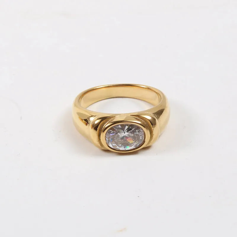 Ring aus geschmiedetem gold mit vintage-zirkonias