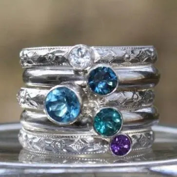 Mehrschichtiger ring mit blauen vintage zirkonias