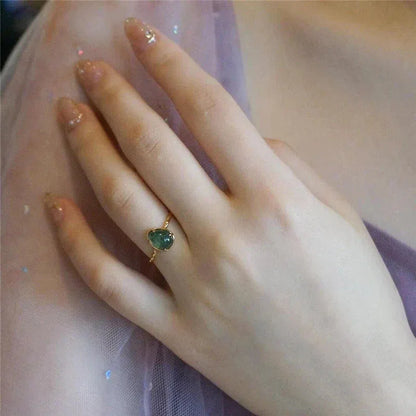 Luxusring mit grünem wassertropfen in gold