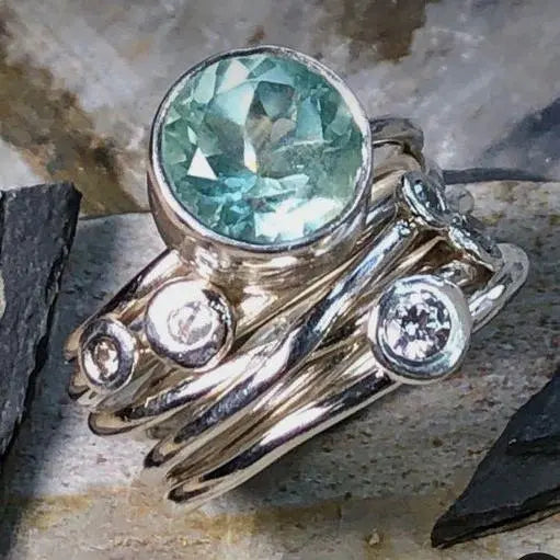 Mehrlagiger versilberter ring mit türkisfarbenem vintage-kristall