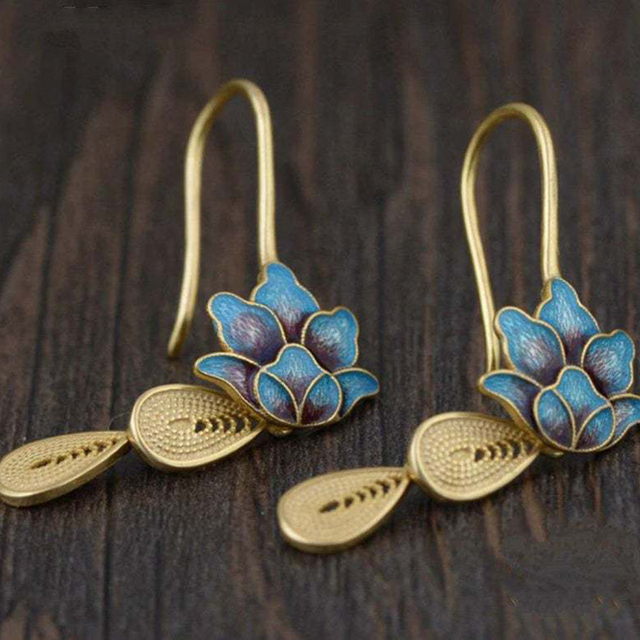 Blaue lotus-boho-ohrringe in gold