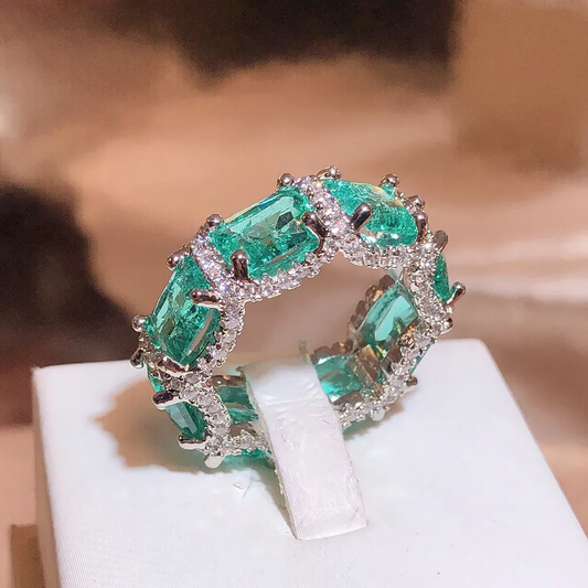 Eleganter ring aus türkisfarbenem kristall