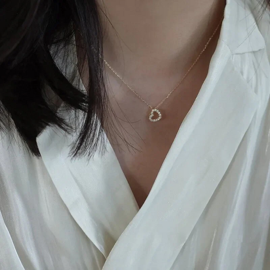 Elegante glänzende herzkette