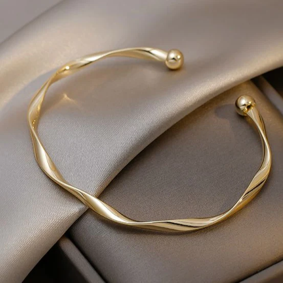 Elegantes Goldenes Offenes Armband