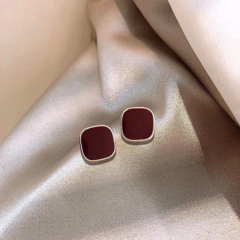 Elegante würfelohrringe in gold und rot