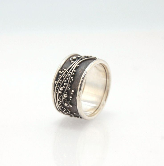 Ring aus dunklem silber