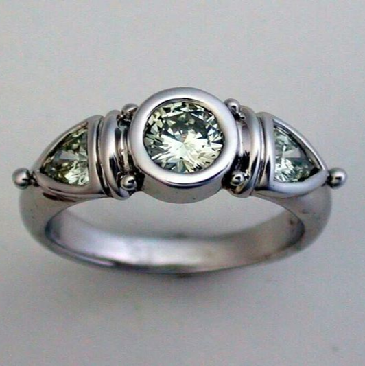 Ring mit grünem kristall in altem silber
