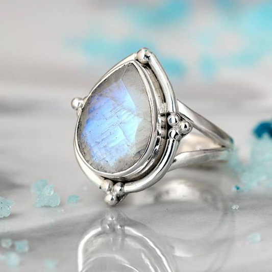 Tropfenförmiger vintage-ring mit weißem opal