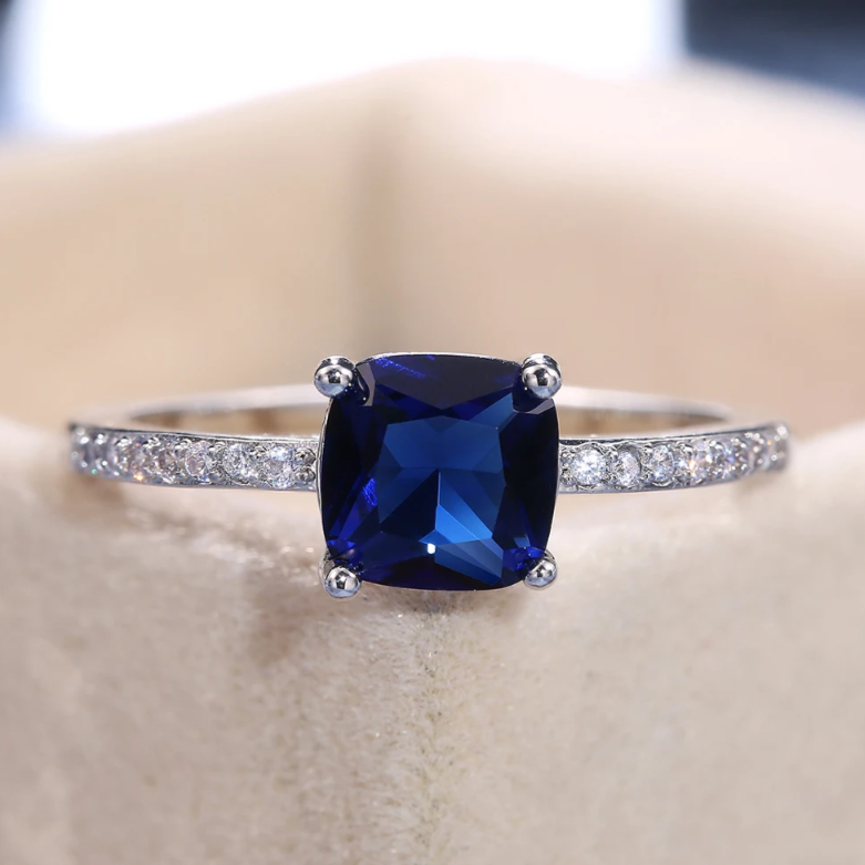 Ellen - Zeitlose quadratische Steinringe