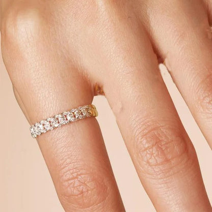 Eunice - Minimalistischer Ring mit funkelnden Steinen