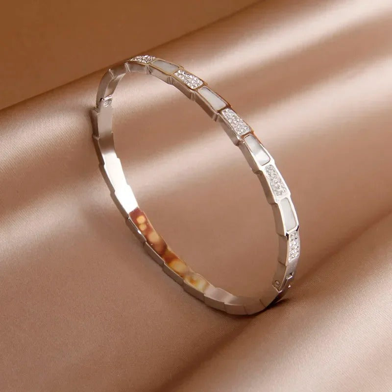 Yssa - Elegante Infinity-Armreifen aus Edelstahl